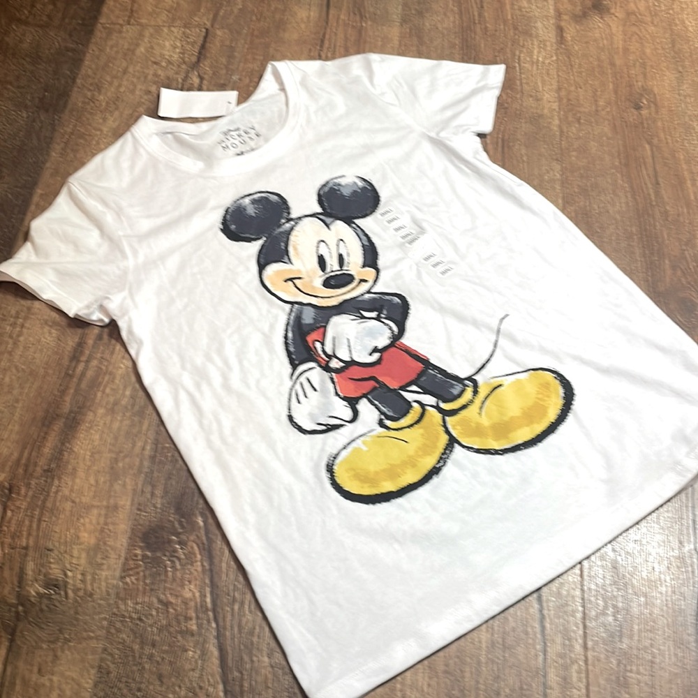 Disney Mickey Mouse❤️🖤❤️tee shirt size small pit to pit  18 inches. NWT